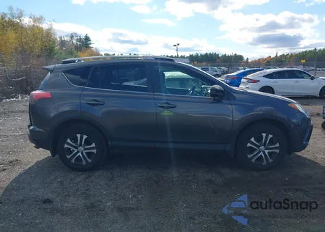 2017 Toyota Rav4 Le z USA, uszkodzony, nr VIN JTMBFREV0HJ144640